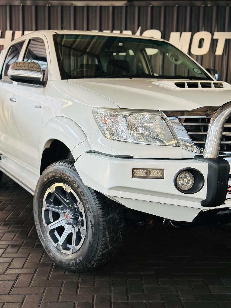 Toyota Hilux 3.0D-4D double cab 4x4 Raider White Rhino Motors