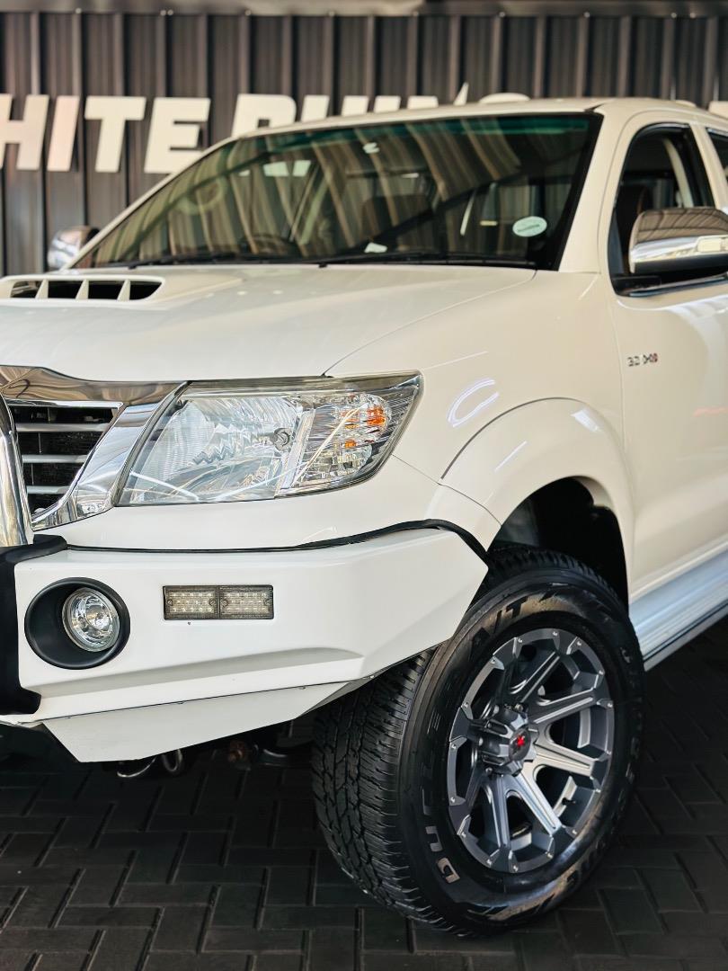 Toyota Hilux 3.0D-4D double cab 4x4 Raider White Rhino Motors