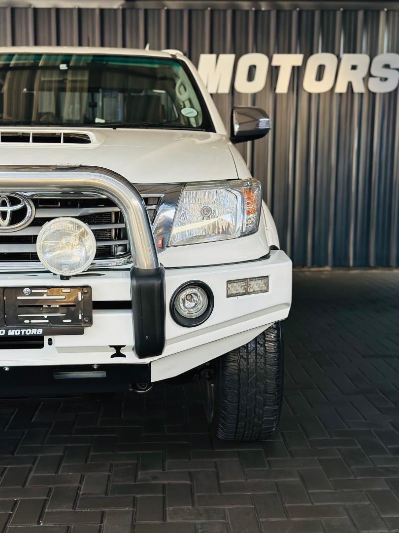 Toyota Hilux 3.0D-4D double cab 4x4 Raider White Rhino Motors