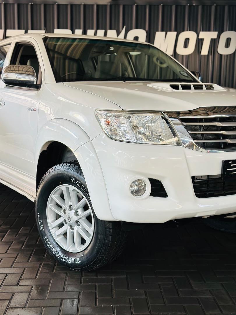 Toyota Hilux 3.0D-4D double cab 4x4 Raider White Rhino Motors