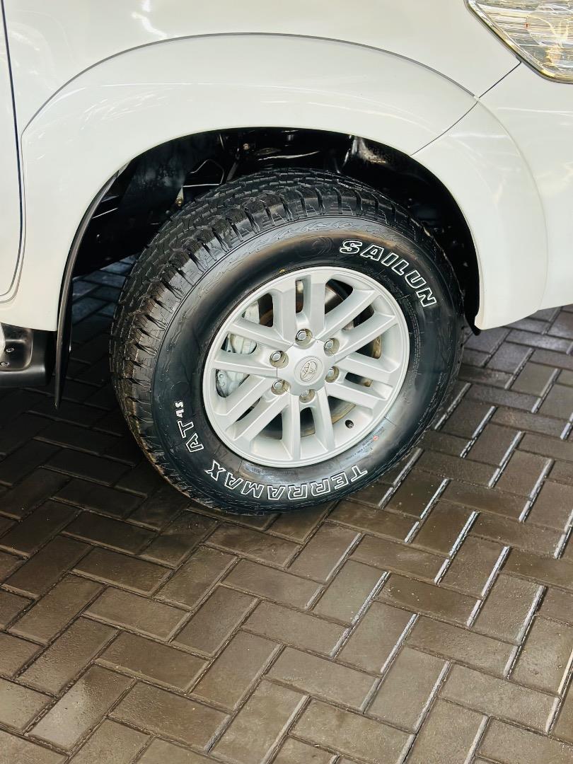 Toyota Hilux 3.0D-4D double cab 4x4 Raider White Rhino Motors