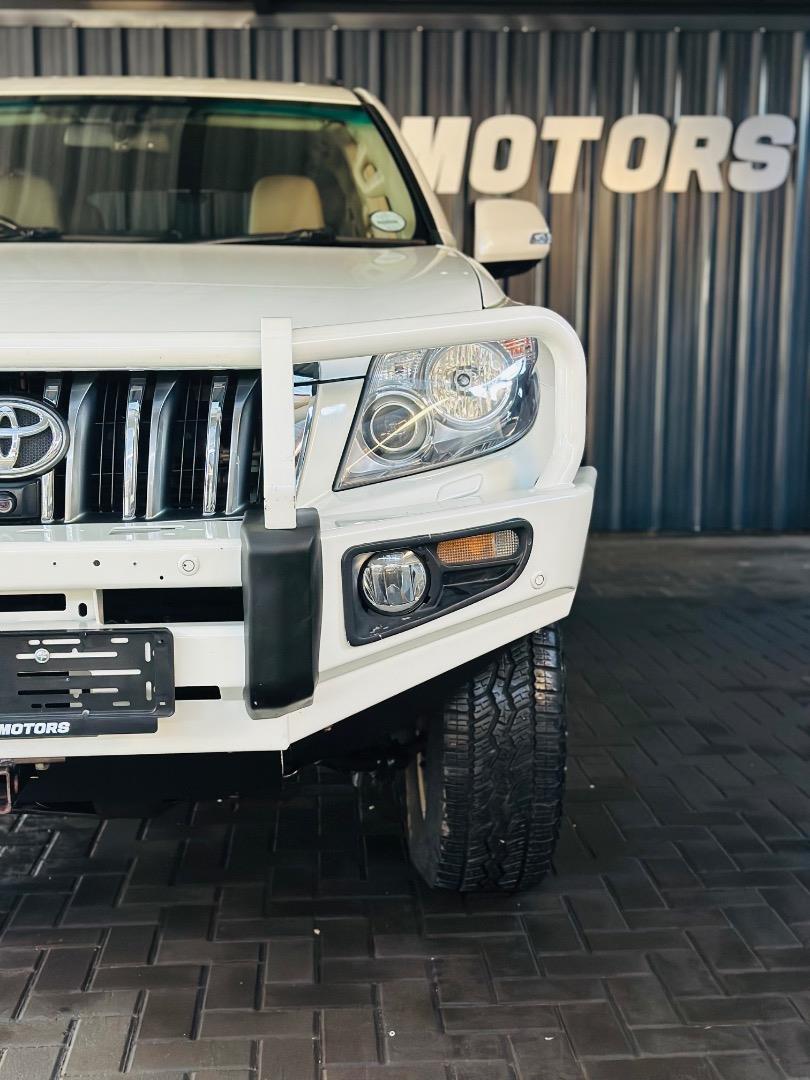 Toyota Land Cruiser Prado 4.0 VX White Rhino Motors