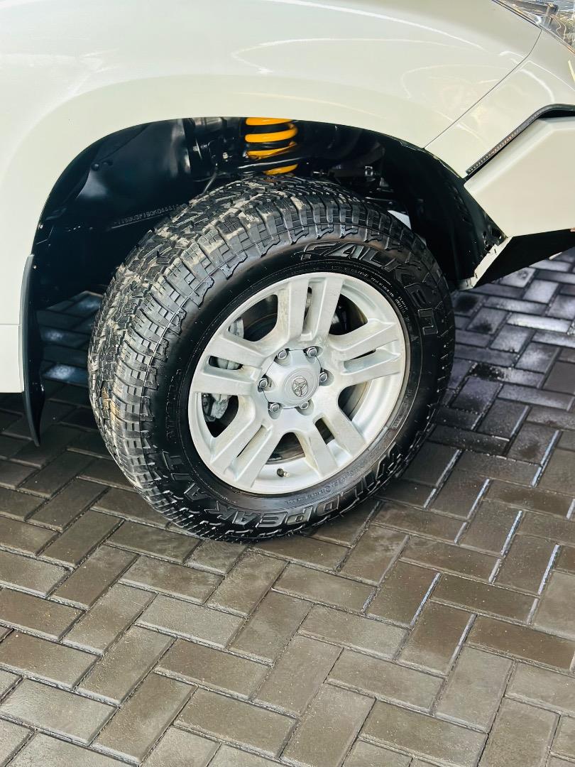 Toyota Land Cruiser Prado 4.0 VX White Rhino Motors