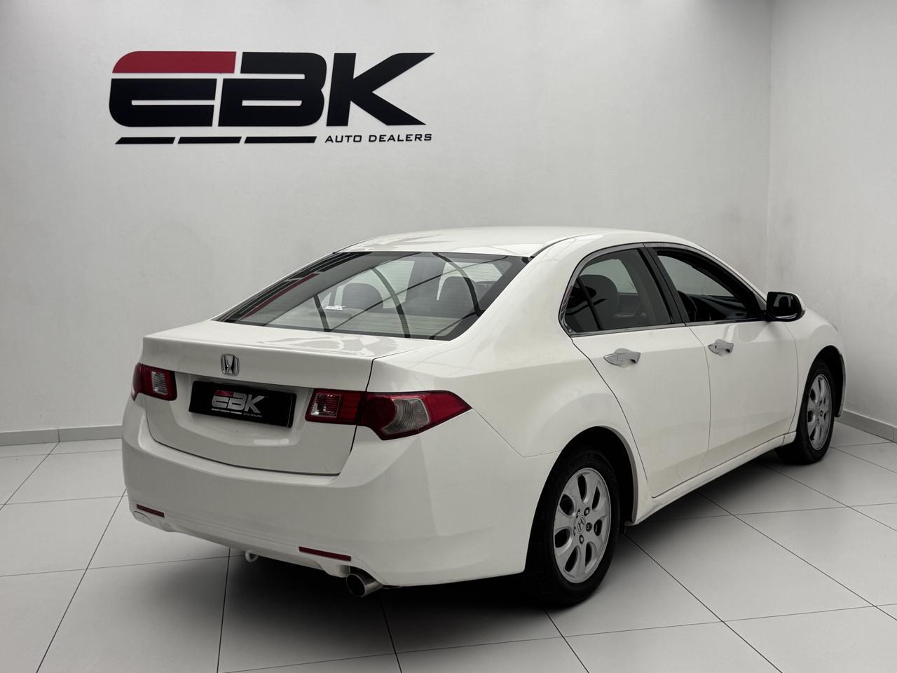 Honda Accord 2.0 L EBK Diagonal Street