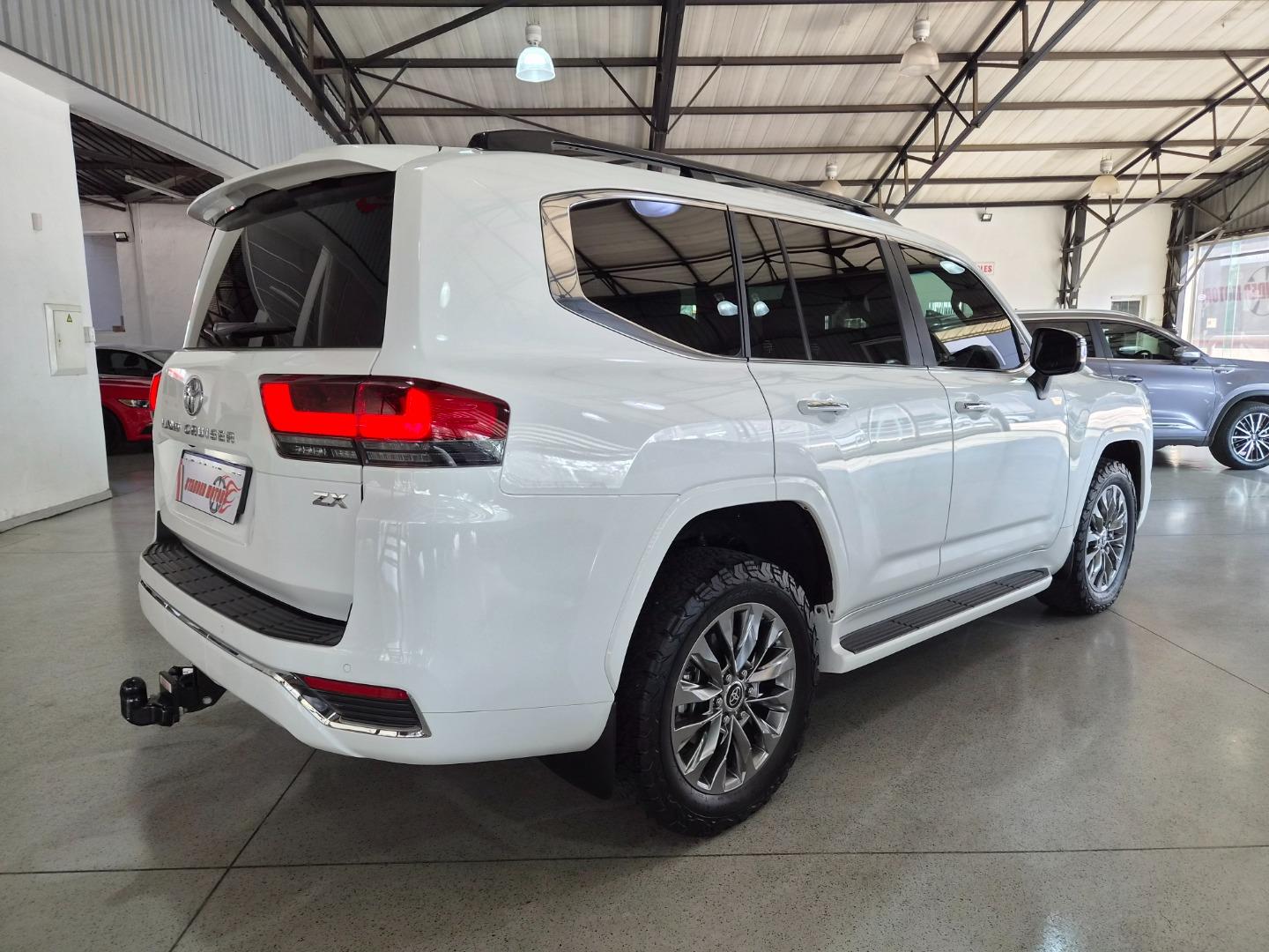 Toyota Land Cruiser 300 3.3D ZX Stander Motors