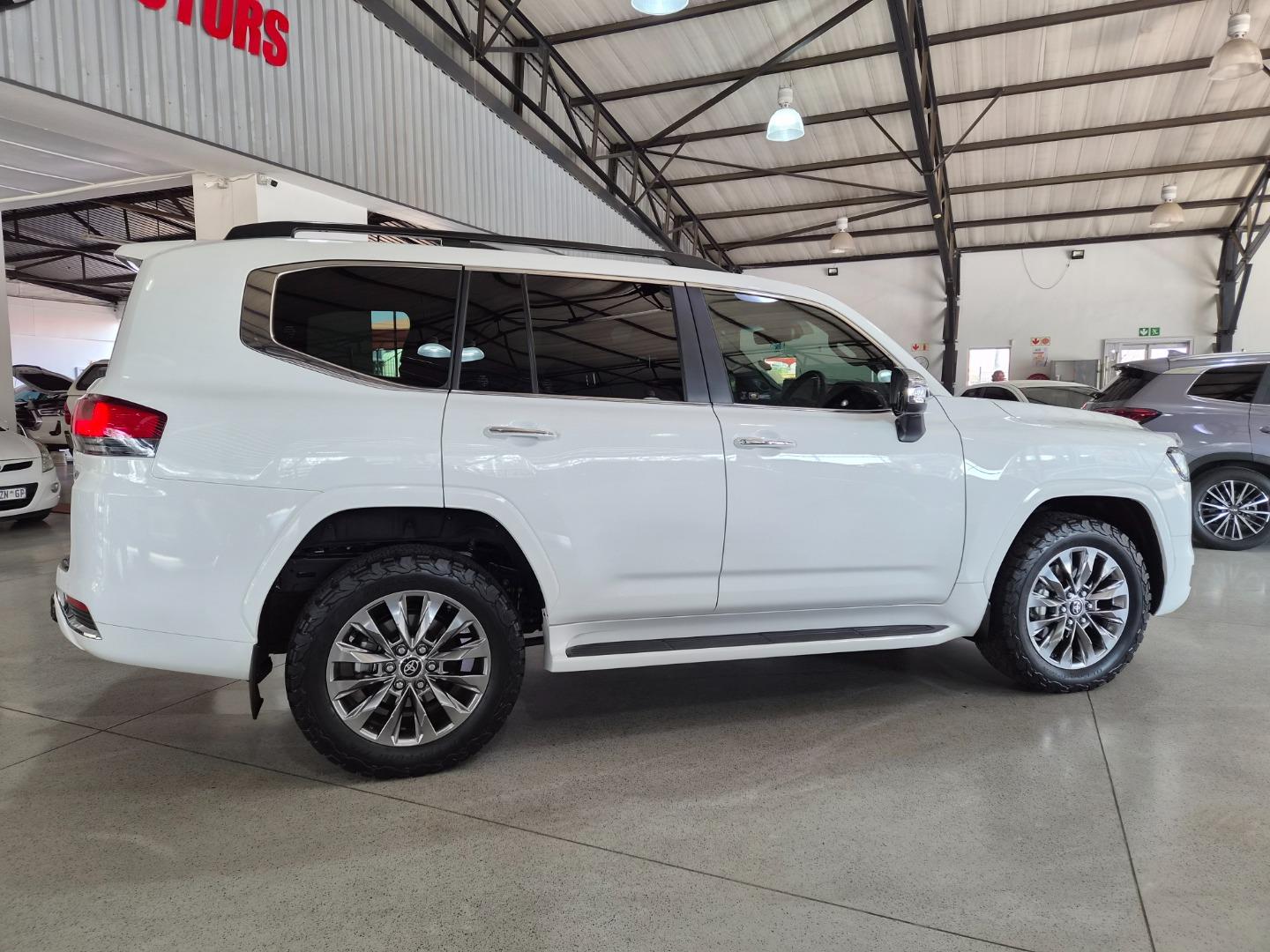 Toyota Land Cruiser 300 3.3D ZX Stander Motors