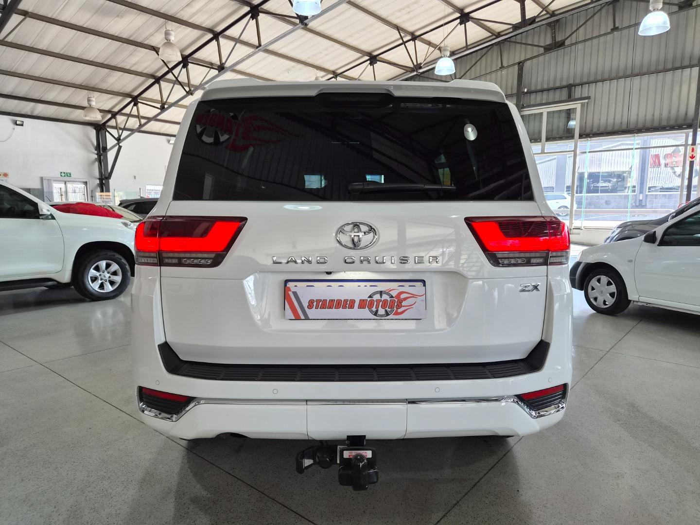 Toyota Land Cruiser 300 3.3D ZX Stander Motors