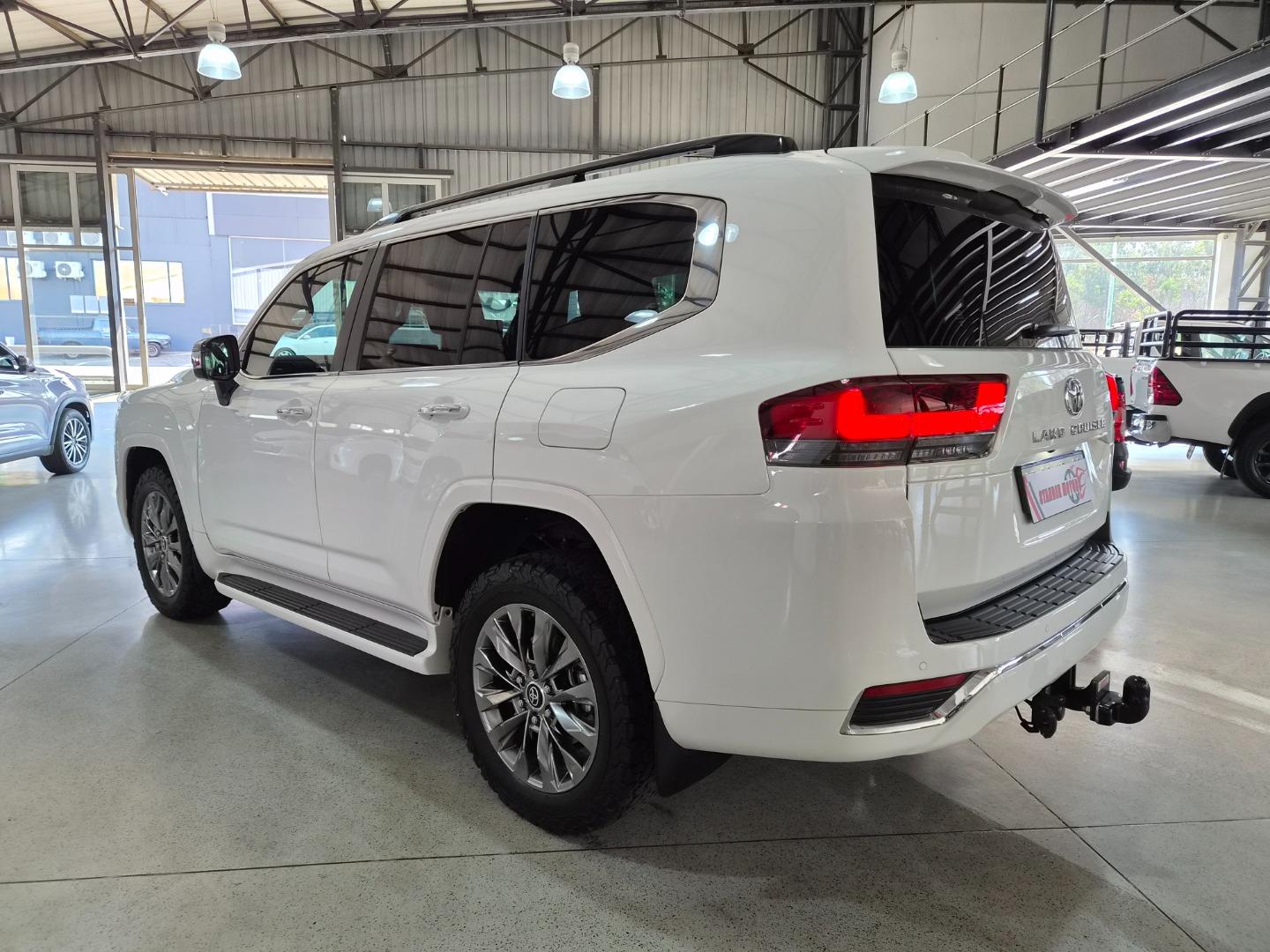 Toyota Land Cruiser 300 3.3D ZX Stander Motors