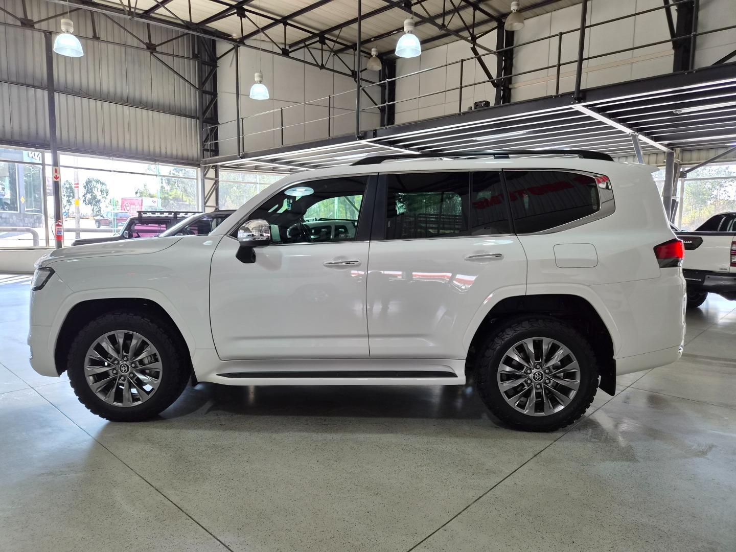 Toyota Land Cruiser 300 3.3D ZX Stander Motors