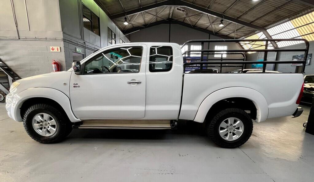 Toyota Hilux 3.0D-4D Xtra Cab 4x4 Raider Car Finance Consultants