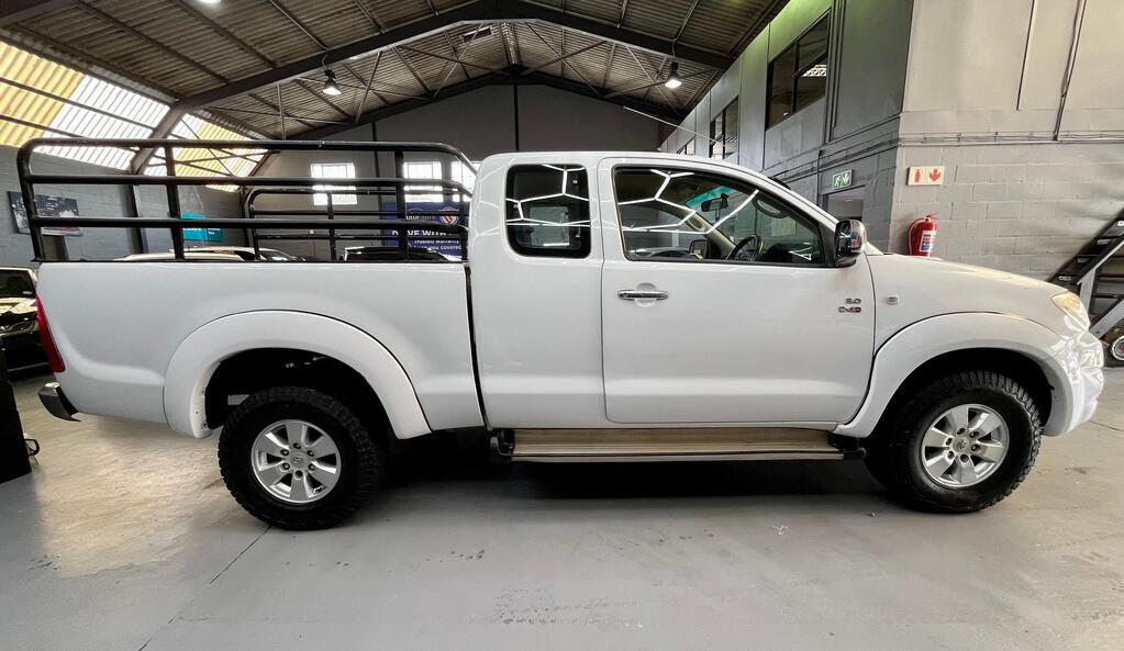 Toyota Hilux 3.0D-4D Xtra Cab 4x4 Raider Car Finance Consultants