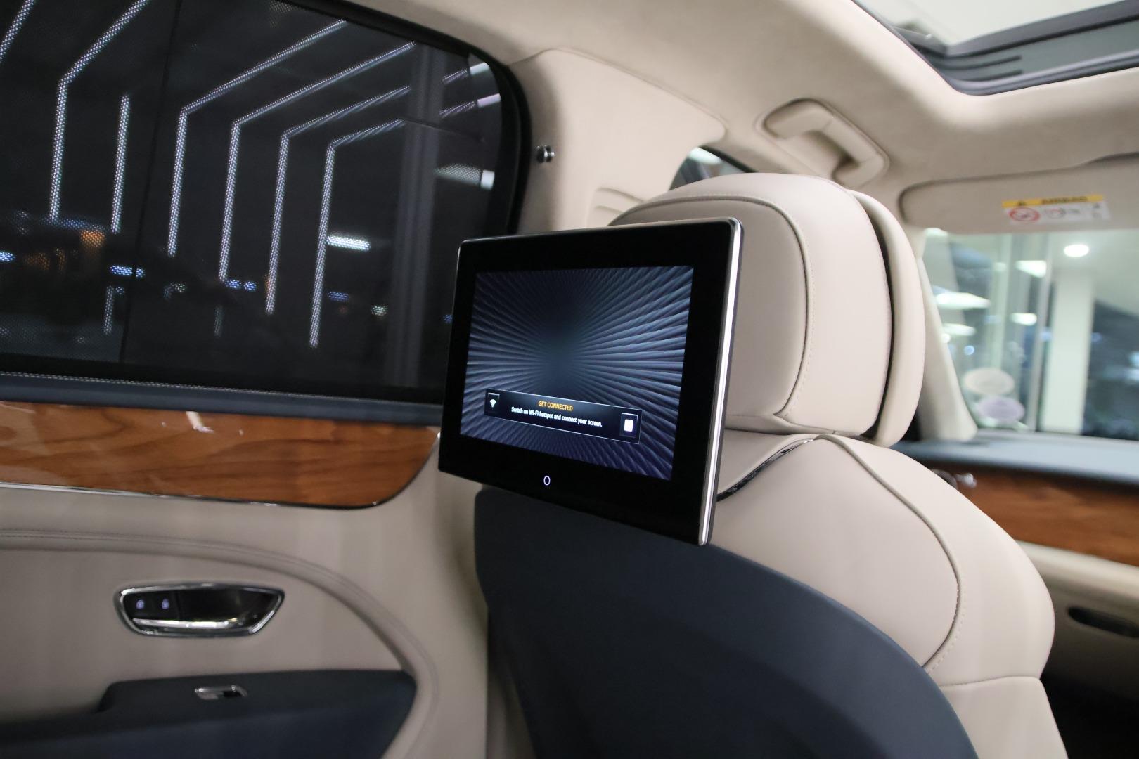 Bentley Bentayga V8 A Yas Marina Auto