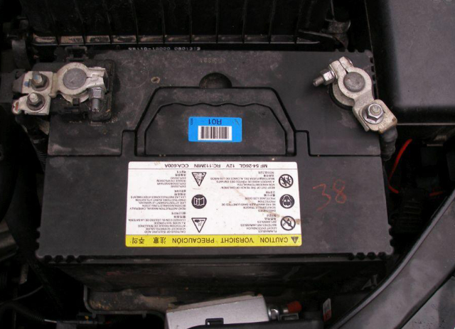 How to replace the car battery on a Hyundai Tucson - Car Ownership ...