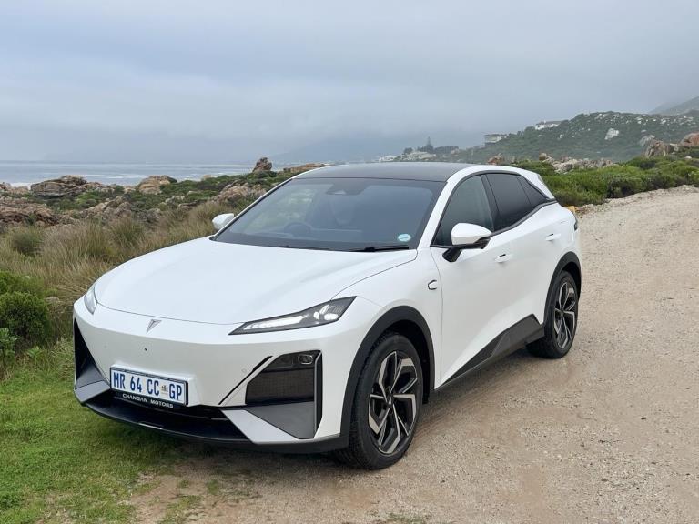 A white Deepal S07, three-quarter view, near the beach.
