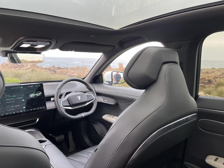 The sports seats, dashboard view and sunroof of the Deepal S07.