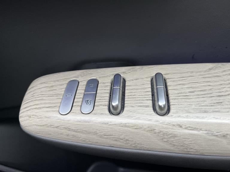 The door handle of the Deepal S07, displaying 2 sets of switches and buttons.