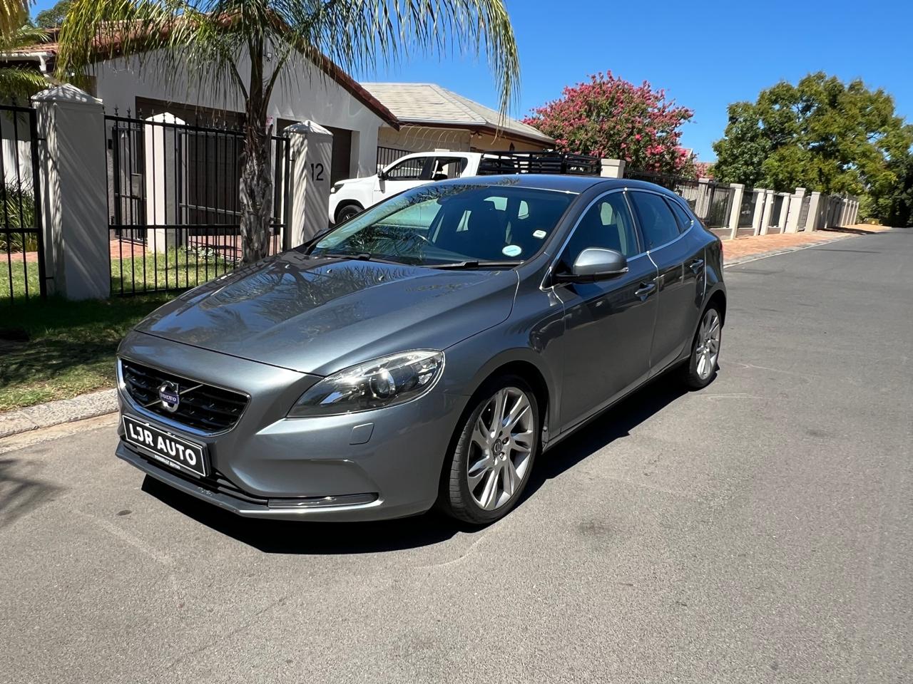Volvo V40 D2 Excel LJR Auto