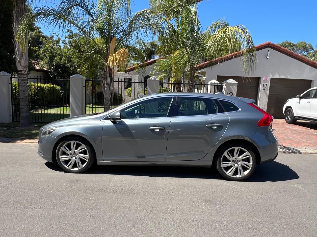 Volvo V40 D2 Excel LJR Auto