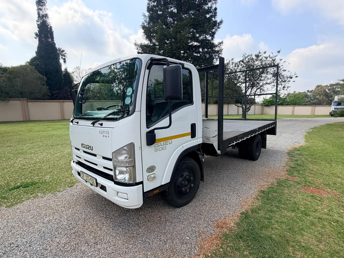 2017 Isuzu Npr 300 Fmt FLAT DECK
