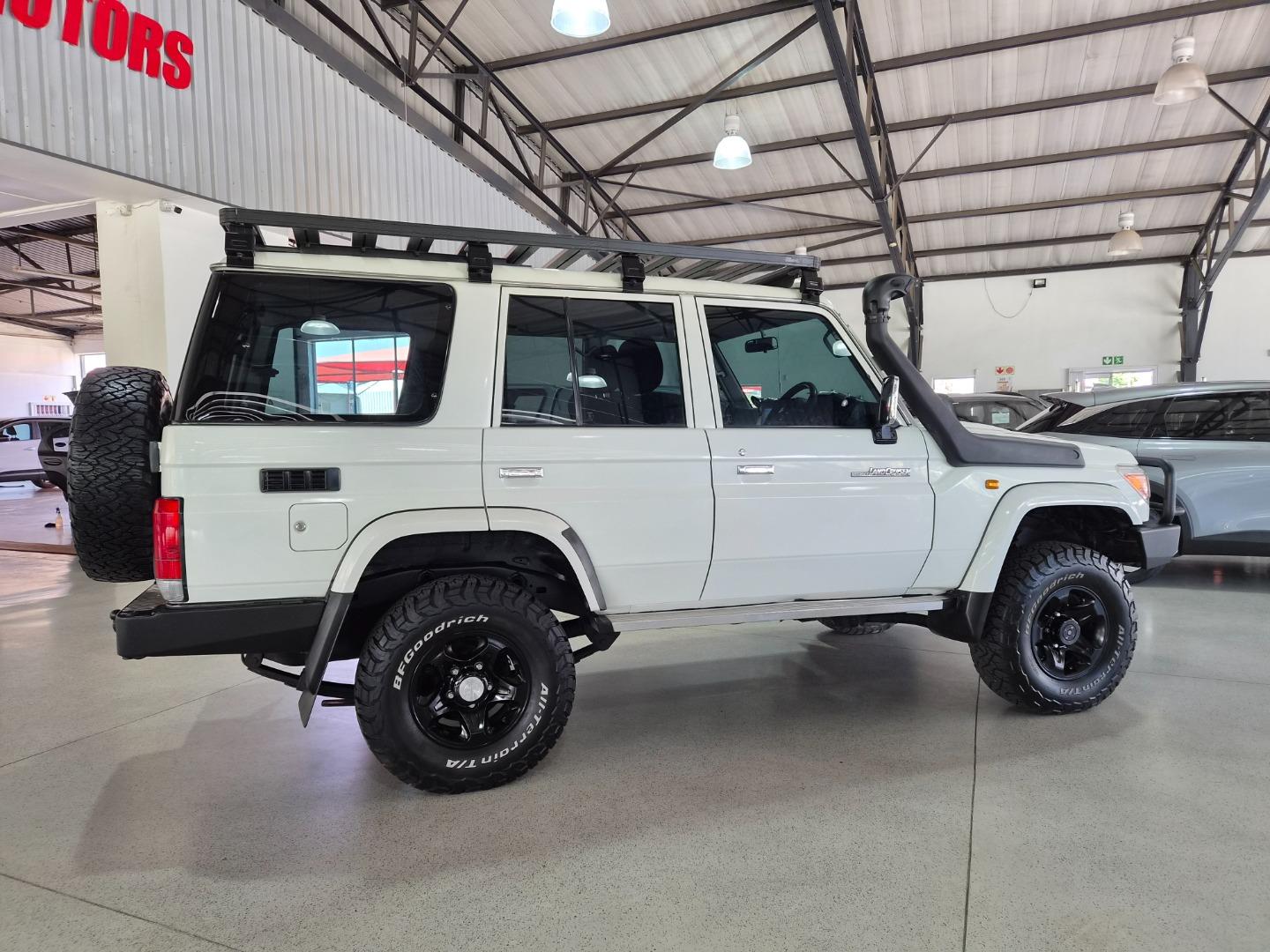 Toyota Land Cruiser 76 4.5D-4D LX V8 Station Wagon Stander Motors