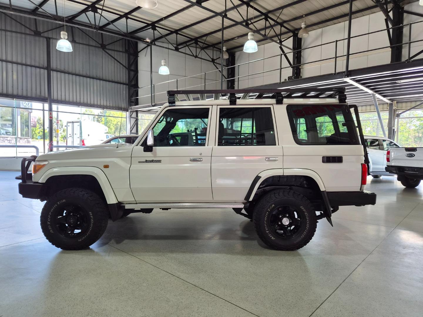 Toyota Land Cruiser 76 4.5D-4D LX V8 Station Wagon Stander Motors