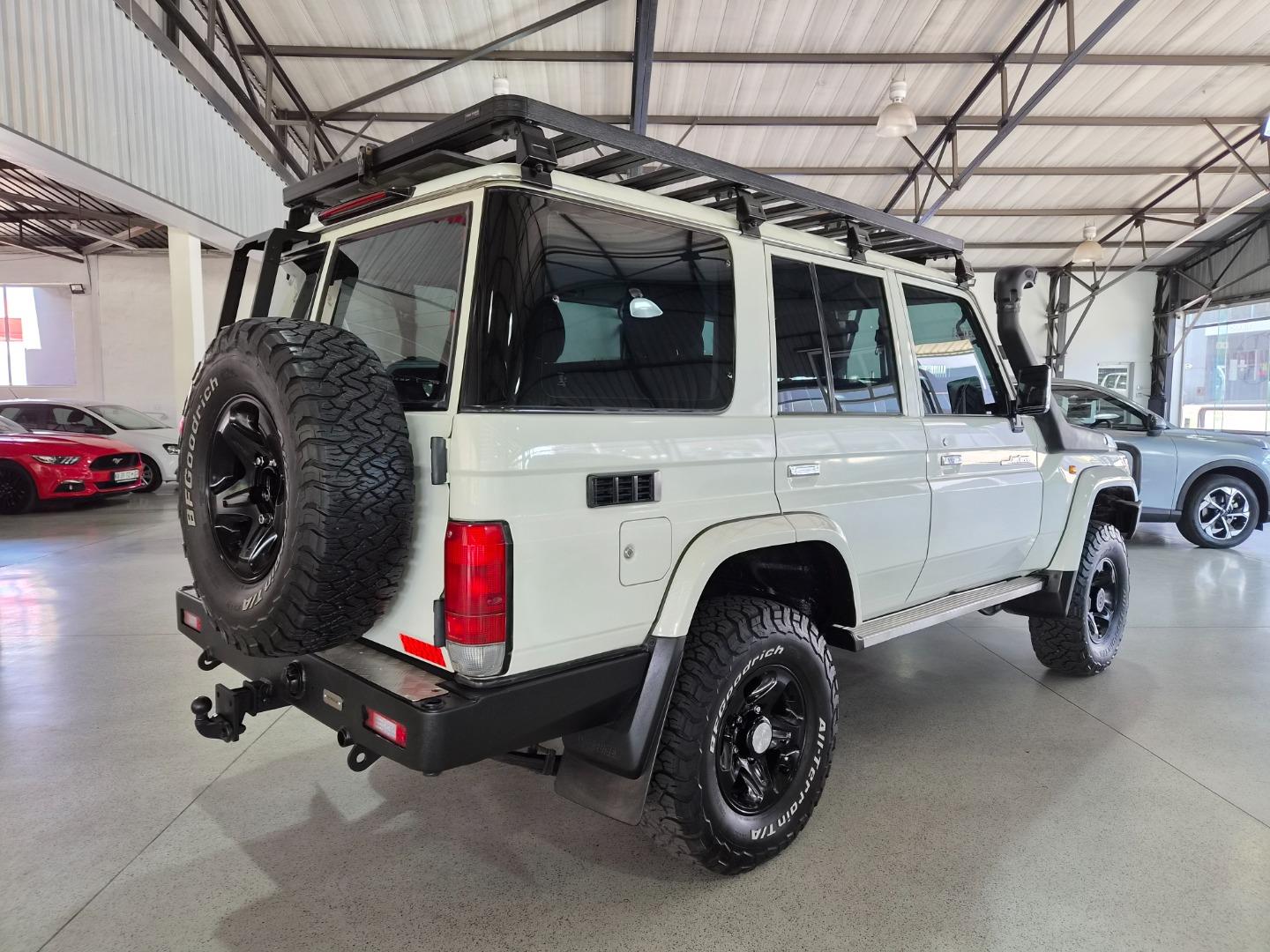 Toyota Land Cruiser 76 4.5D-4D LX V8 Station Wagon Stander Motors