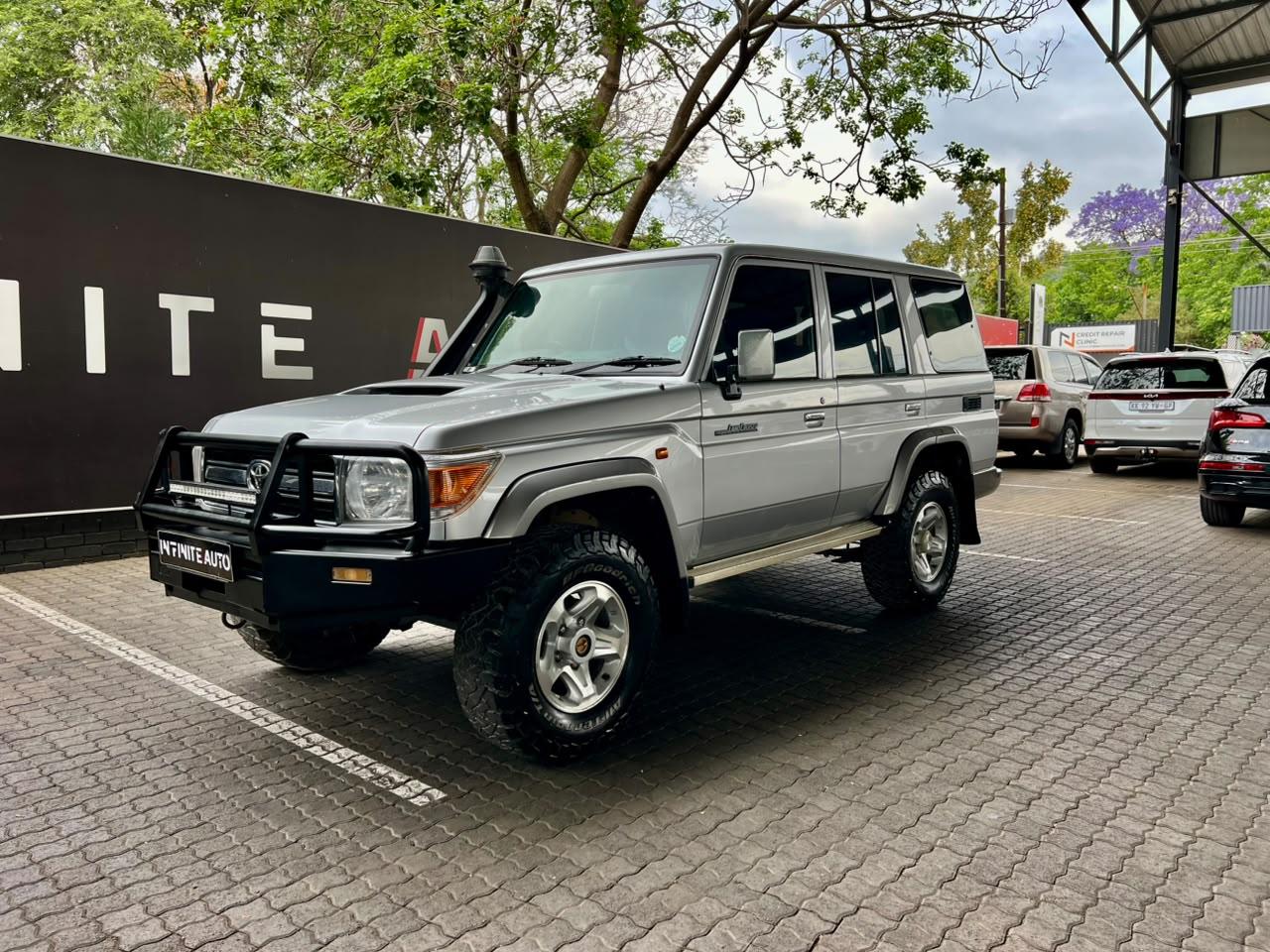 Toyota Land Cruiser 76 4.5D-4D LX V8 Station Wagon Infinite Auto Gezina