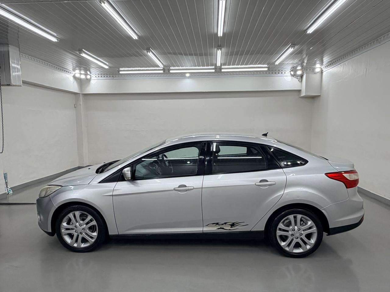 Ford Focus Sedan 1.6 Ambiente Auto Addicts
