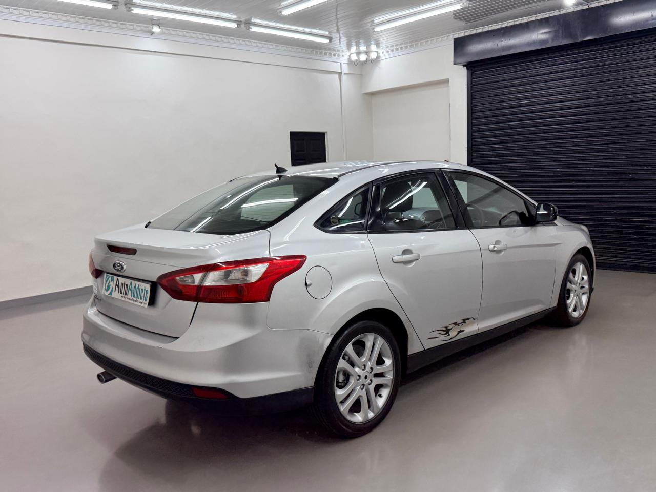 Ford Focus Sedan 1.6 Ambiente Auto Addicts