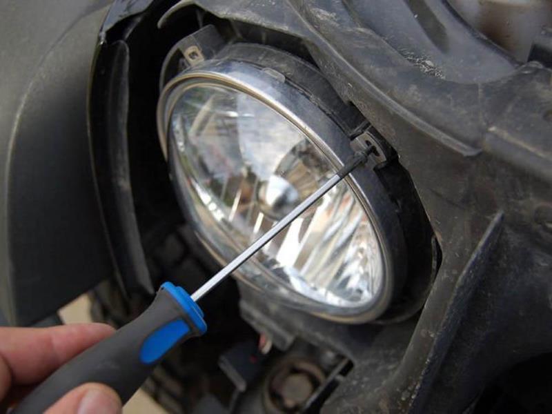 How to change the headlight bulbs on a Jeep Wrangler - Car Ownership -  AutoTrader