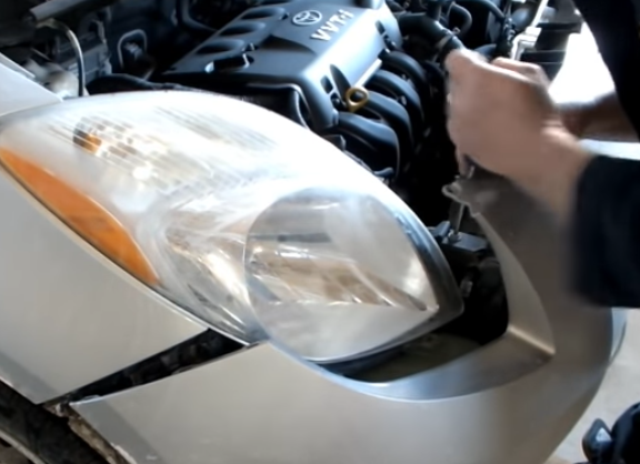 How to replace a lightbulb on a Toyota Yaris - Automotive News - AutoTrader