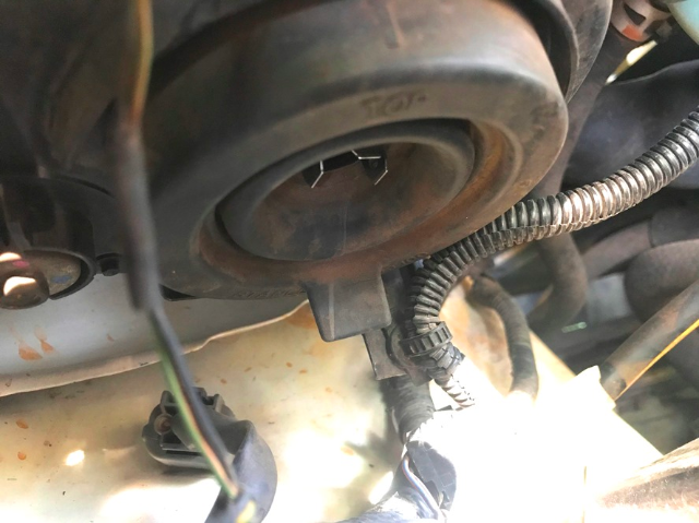 How to replace a lightbulb on a Mitsubishi Triton - Car Ownership ...