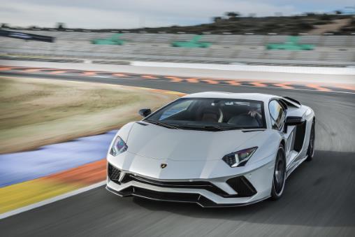 Lamborghini Aventador test drive: make sure to check these features out.