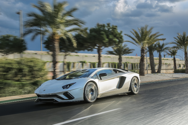 Lamborghini Aventador test drive: make sure to check these features out