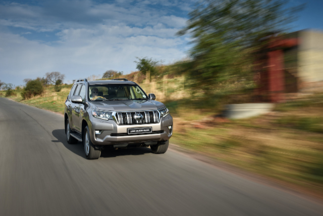 Jeep Grand Cherokee vs Toyota Land Cruiser Prado vs Volkswagen Touareg ...