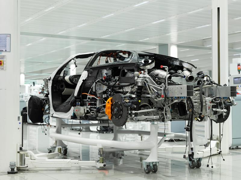 McLaren's 400 km/h-plus hybrid