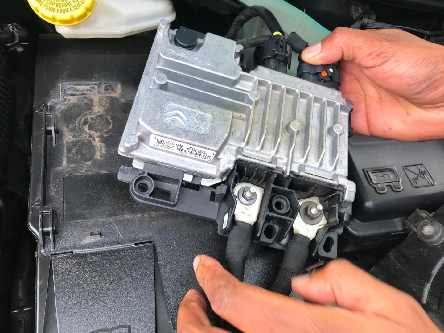 How to replace the car battery on a Citron C4 Cactus - Car Ownership -  AutoTrader