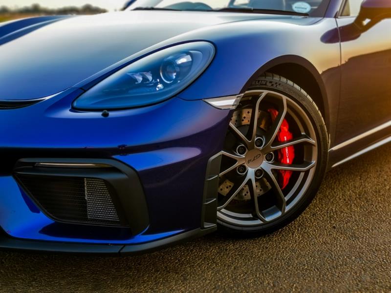 Porsche 718 Cayman Gt4 Bringing Back The Sonorous Flat Six Expert Porsche Cayman Car Reviews Autotrader