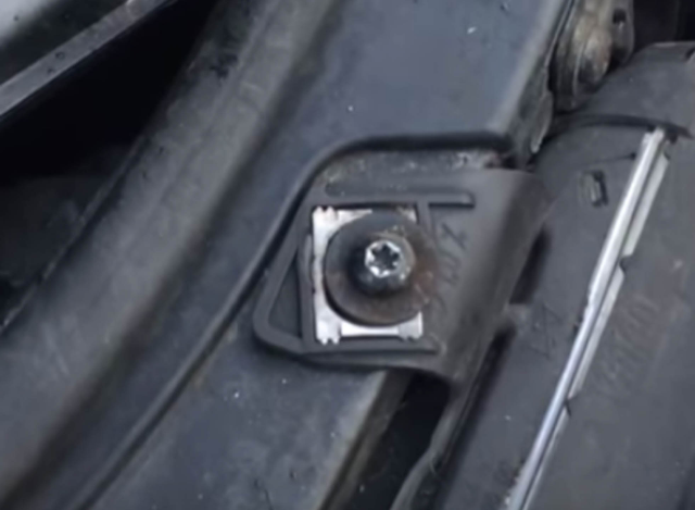 How to replace a headlight bulb on a Volvo V60 Car