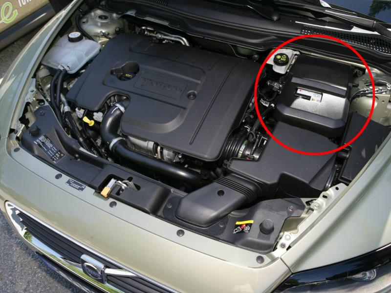 Falde sammen Ord fange How to replace the car battery on a Volvo V50. - Car Ownership - AutoTrader